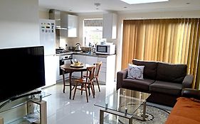 Luxury London Ensuite Double Room, Park Free, Tram-Train!